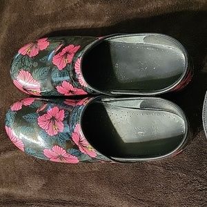 Dansko size 42 patent leather